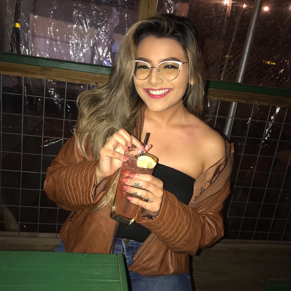 Meet your Posher, Lesly